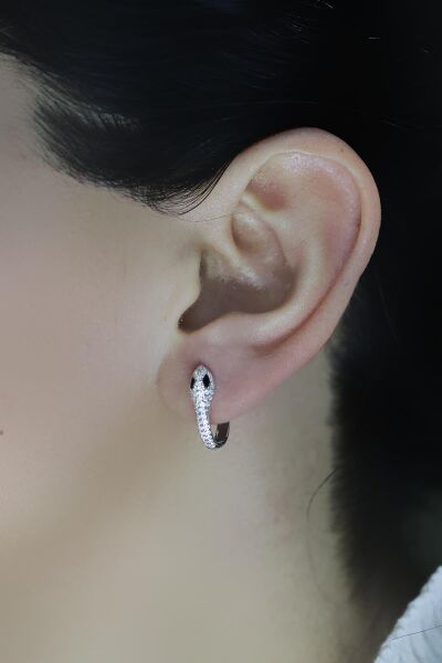 Gümüş rodyumlu siyah taşlı yılan halka küpe SGTL10555RODAJ