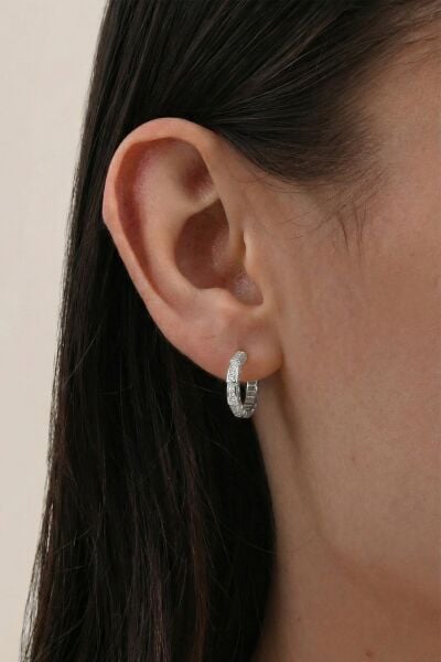 925 Ayar Gümüş Küpe Üzeri Beyaz Altın Rodyumlu Zirkon Taşlı Segment Modern Halka Küpe SGTL13276RODAJ