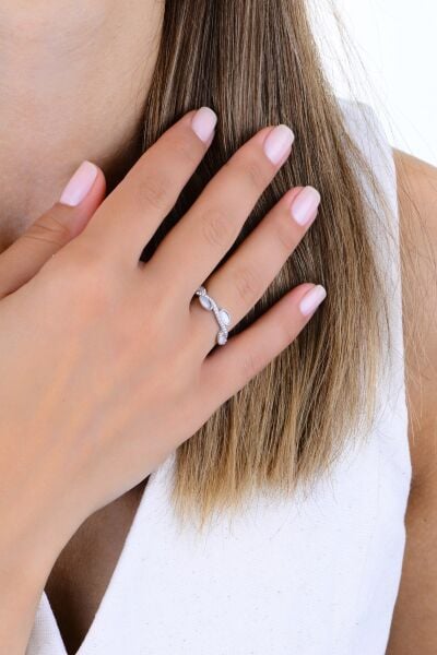 Gümüş rodyumlu zirkon taşlı sedef görünümlü sarmaşık modeli tamtur yüzük