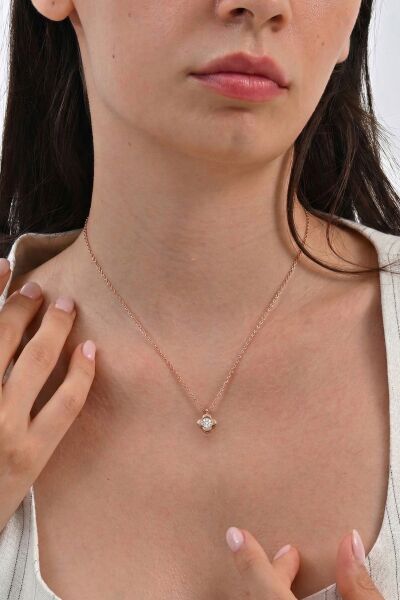 925 Ayar Gümüş Kolye Rose Kaplama Tektaş Detaylı Minimal Yonca Kolye - Şans Kolyesi SGTL13314YONCA