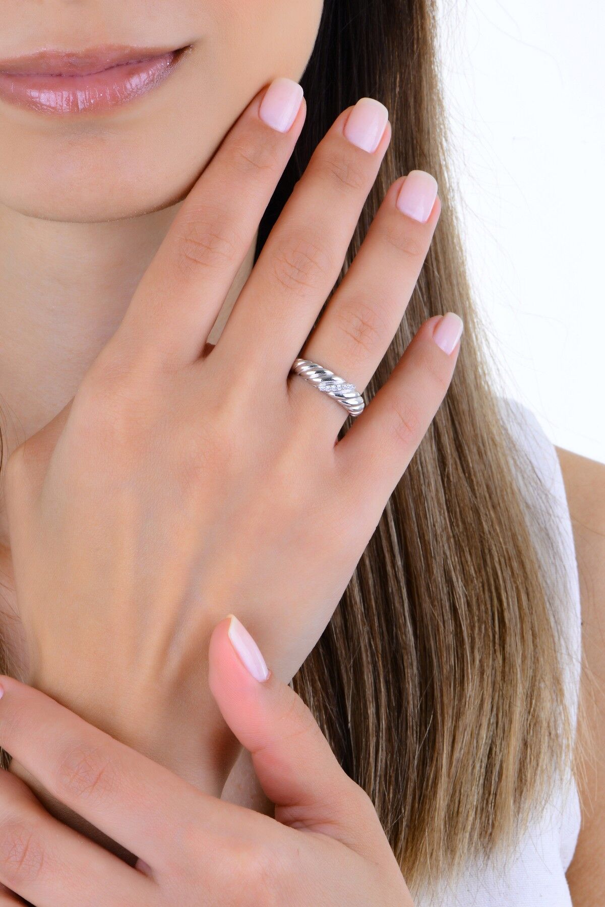 Gümüş rodyumlu zirkon taşlı midye desenli burgu yüzük