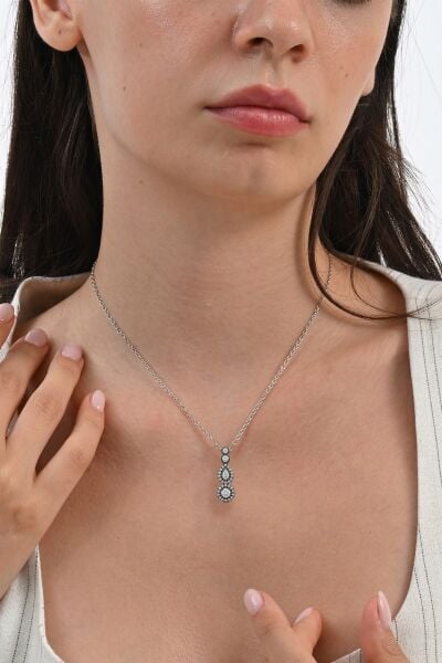 925 Ayar Gümüş Kolye Elmas Montürlü Işıltılı Damla Tria Modeli Kolye - Pırlanta Görünümlü Özel Tasarım Kadın Takı SGTL13341RODAJ