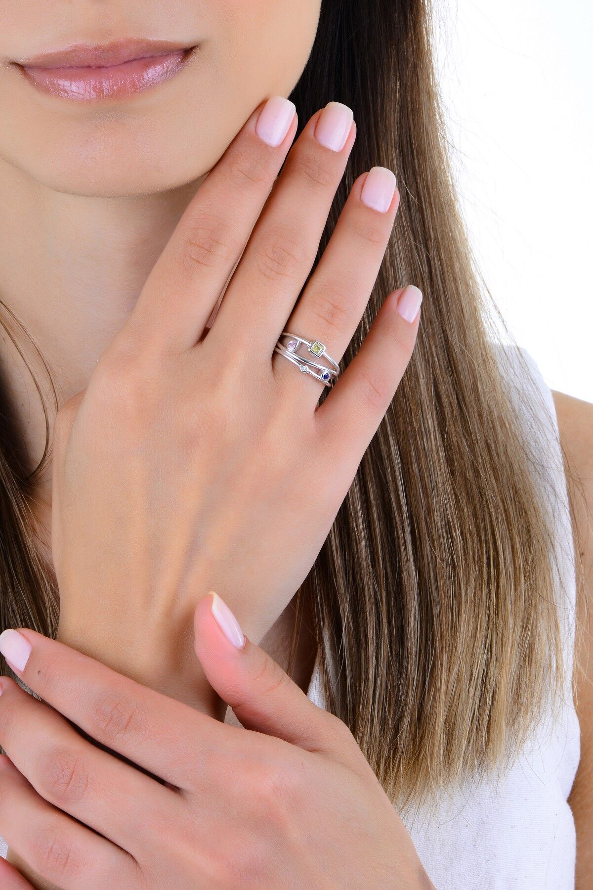 Gümüş rodyumlu renkli zirkon taşlı asimetrik halkalar yüzük