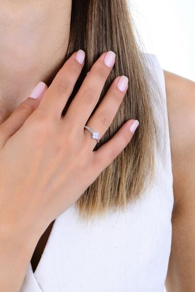 Gümüş rodyumlu mineli zincir detaylı neşeli yonca yüzük