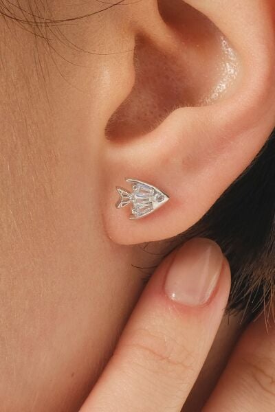 Gümüş rodyumlu baget kesim zirkon taşlı balık modeli küpe SGTL12826RODAJ