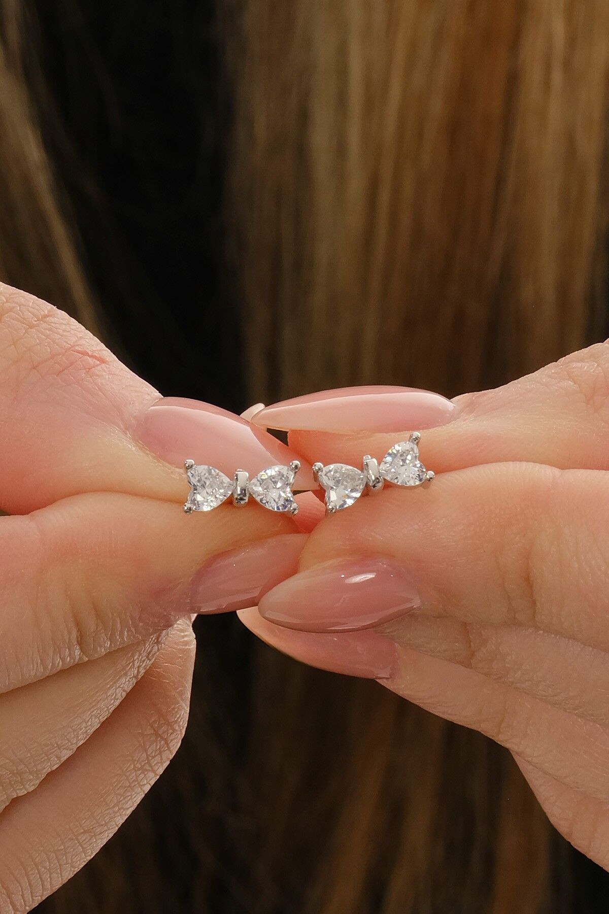 Gümüş rodyumlu kalp kesim zirkon taşlı fiyonk küpe SGTL12840RODAJ