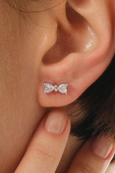 Gümüş rodyumlu kalp kesim zirkon taşlı fiyonk küpe SGTL12840RODAJ