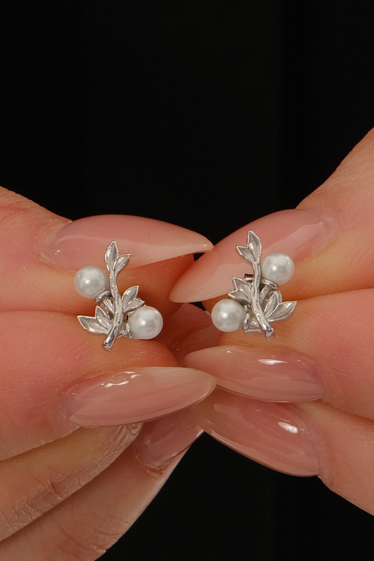 Gümüş rodyumlu incili sarmaşık küpe SGTL12842RODAJ