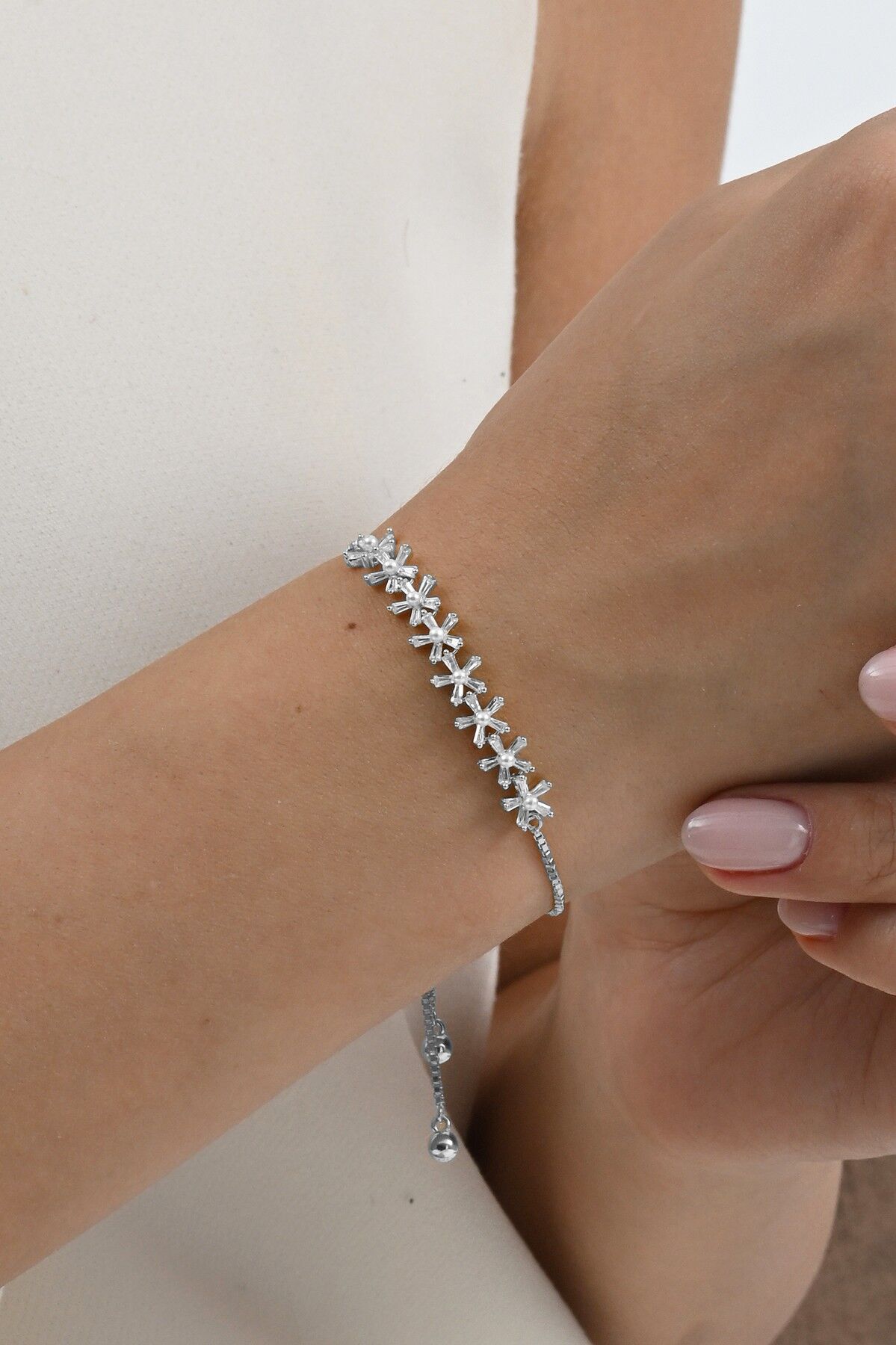 925 ayar gümüş rodyumlu inci ve baget kesim zirkon taşlı asansörlü çiçek gümüş bileklik SGTL13058RODAJ