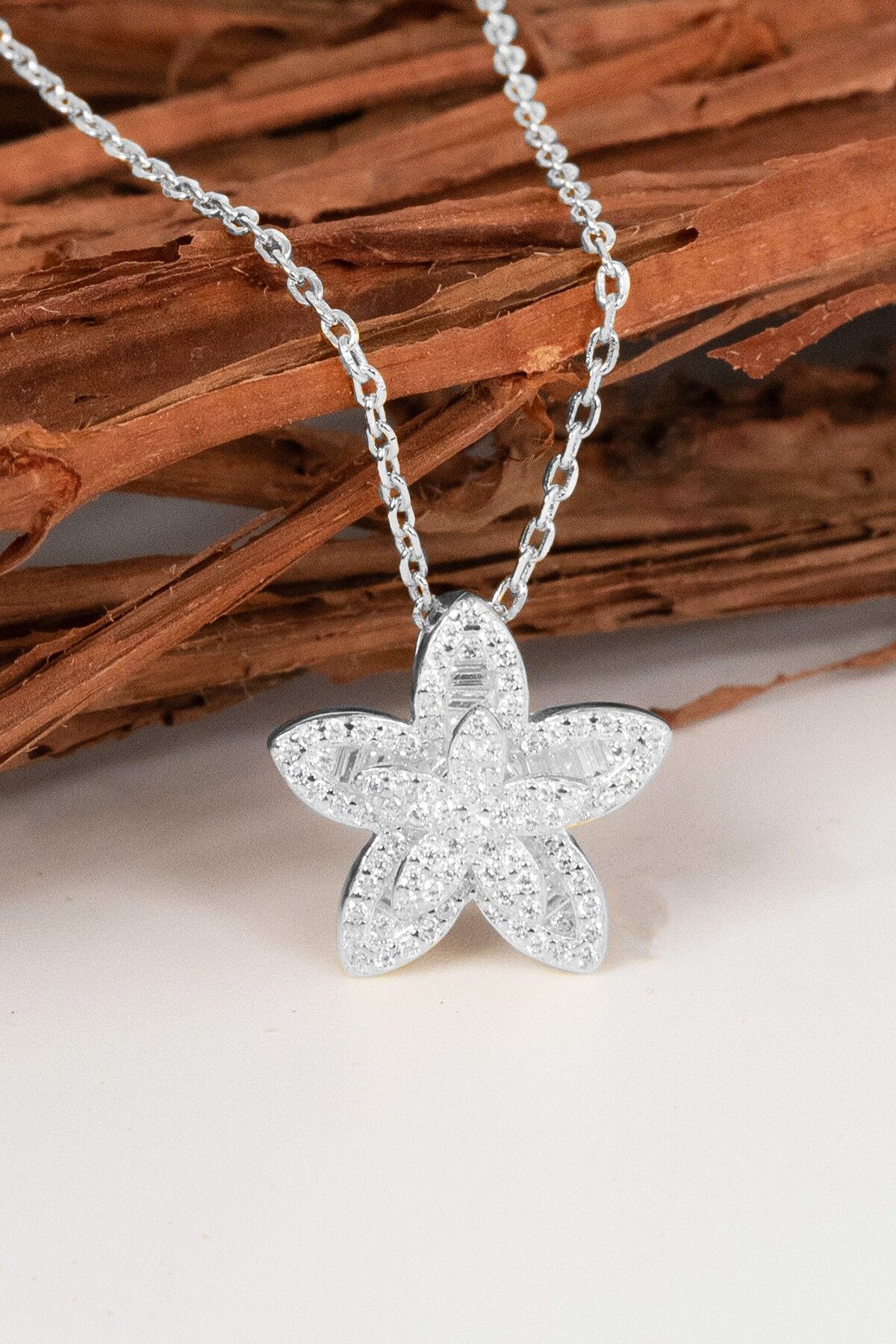 925 Ayar gümüş rodyumlu baget kesim zirkon taşlı sihirli döner başlı lotus çiçeği kolye   SGTL13094RODAJ