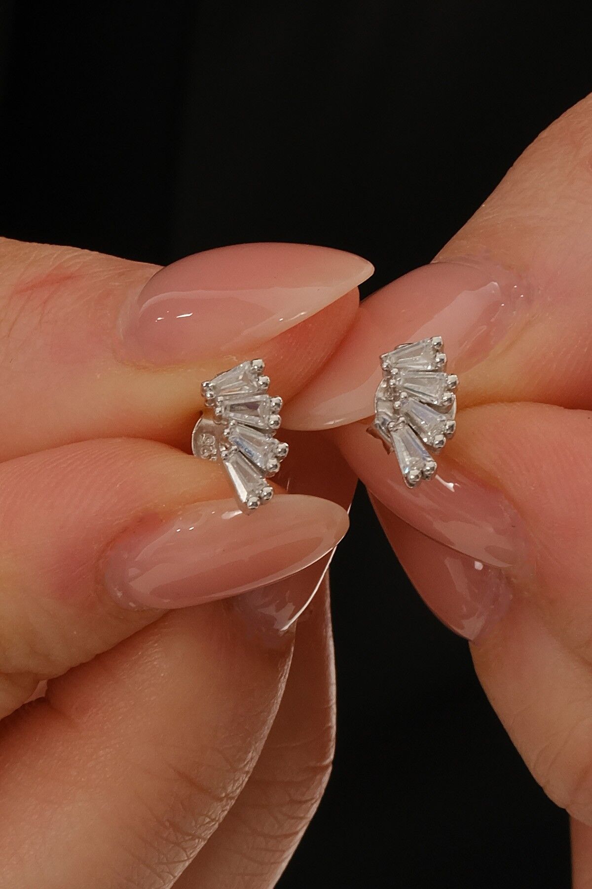 Gümüş rodyumlu dörtlü baget kesim zirkon taşlı küpe SGTL12848RODAJ