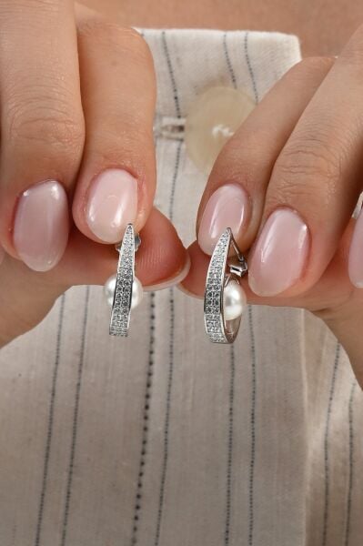 Gümüş rodyumlu zirkon taşlı sarmal model inci küpe SGTL13023RODAJ