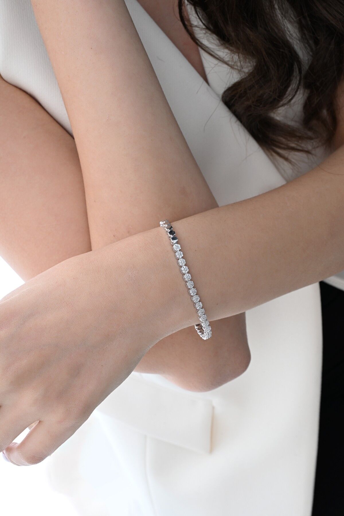 Gümüş rodyumlu zirkon taşlı modern görünümlü çiçek zinciri bileklik SGTL12850RODAJ