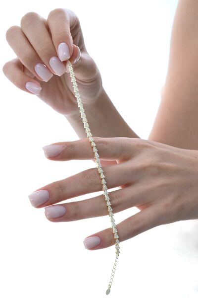 Gümüş altın yaldızlı zirkon taşlı modern görünümlü ardışık üçgenler bileklik SGTL12853GOLD