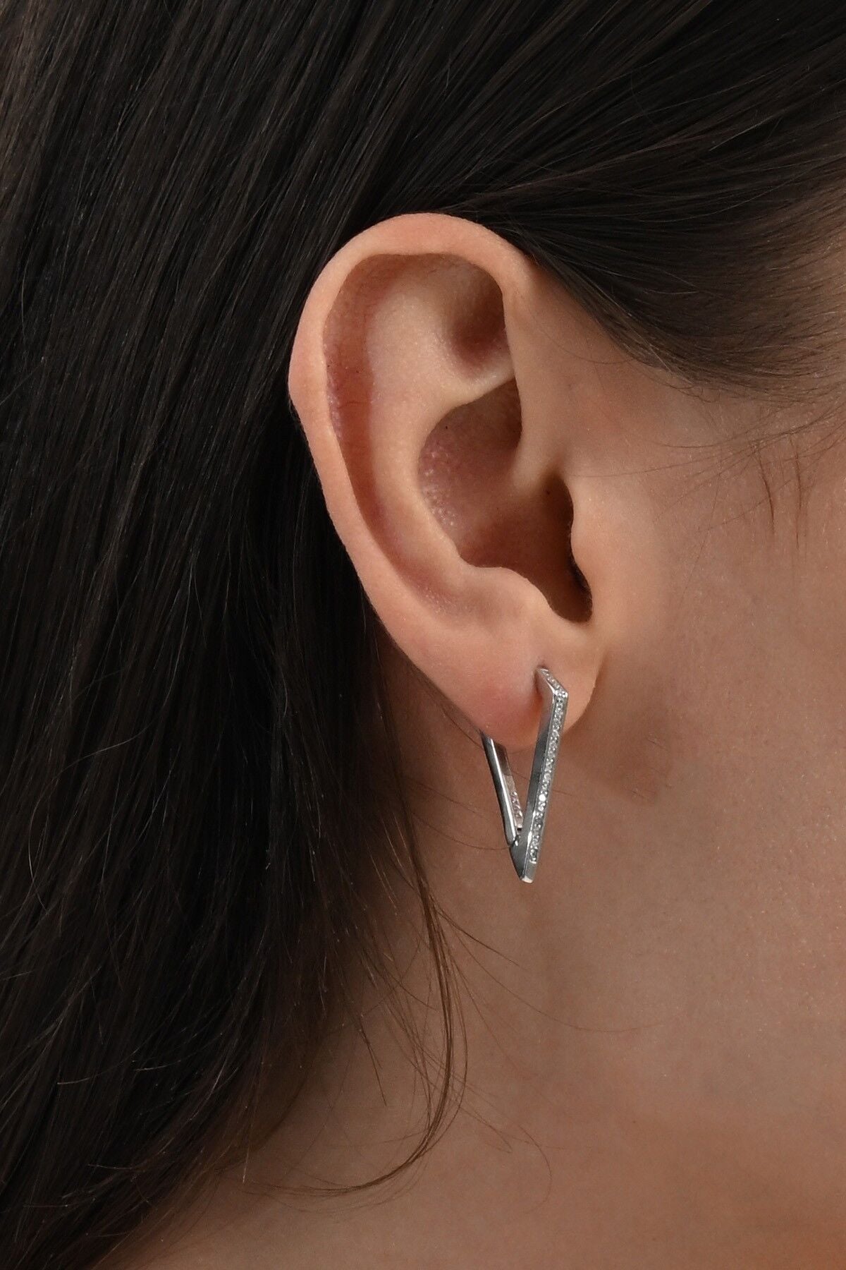 Gümüş rodyumlu zirkon taşlı modern tasarımlı prizma (üçgen) küpe SGTL13028RODAJ