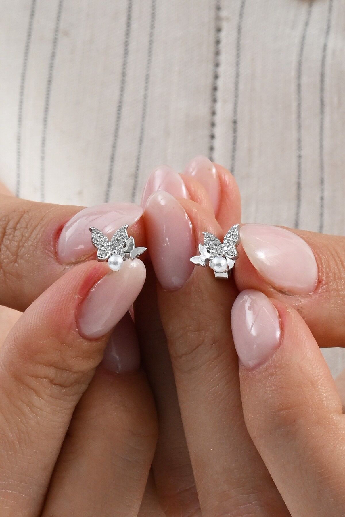 Gümüş rodyumlu inci ve zirkon taşlı çiftli kelebek gümüş küpe SGTL13029RODAJ