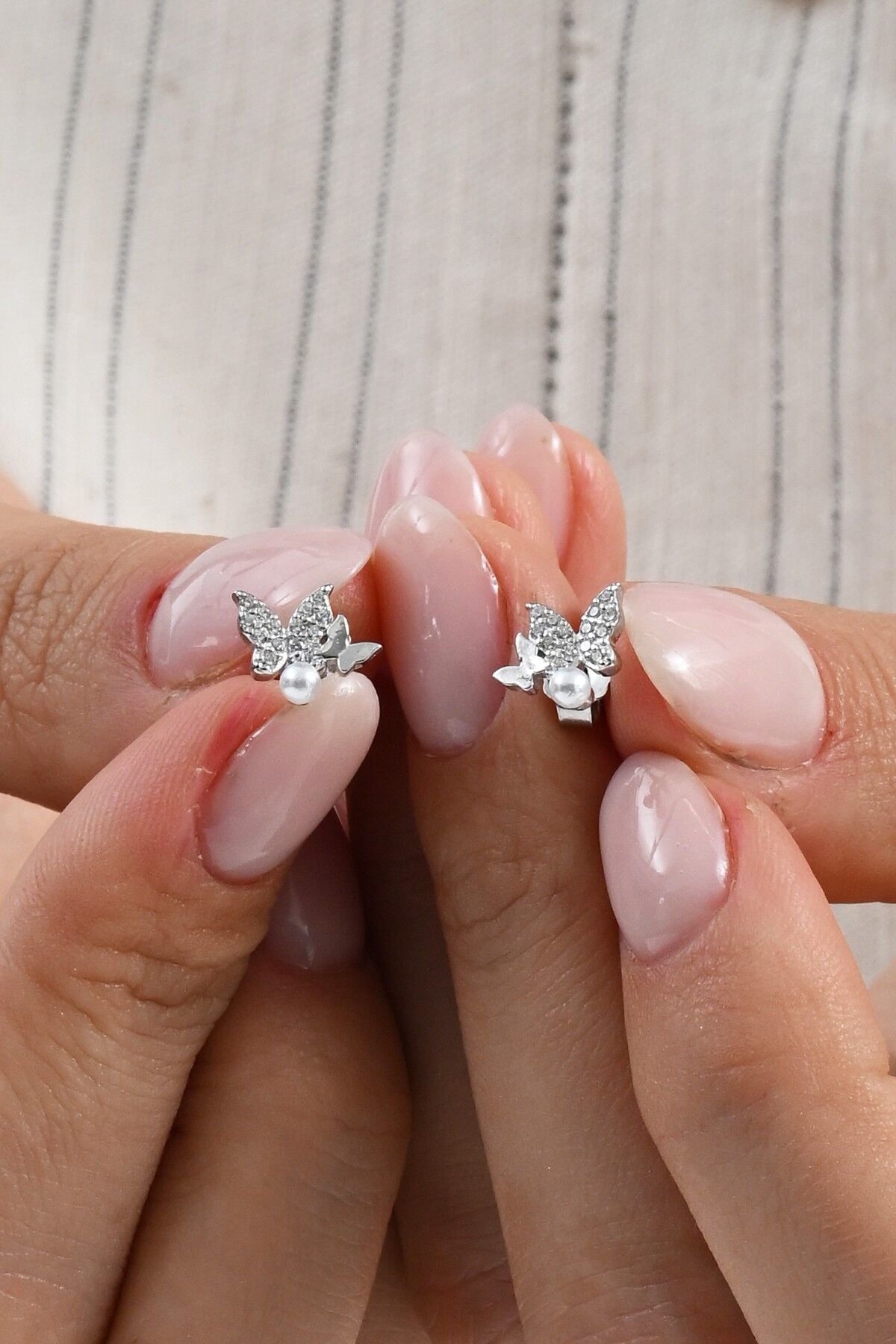 Gümüş rodyumlu inci ve zirkon taşlı çiftli kelebek gümüş küpe SGTL13029RODAJ