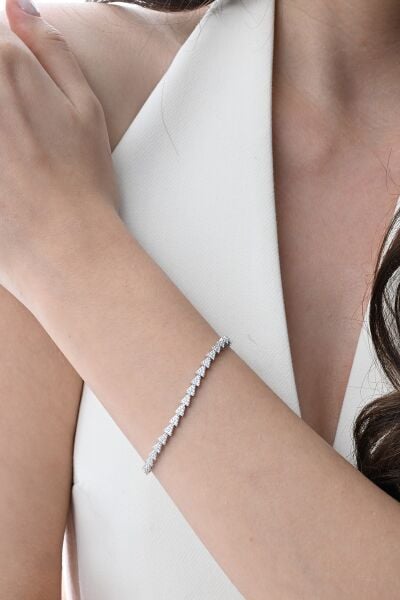 Gümüş rodyumlu zirkon taşlı modern görünümlü ardışık üçgenler bileklik SGTL12853RODAJ