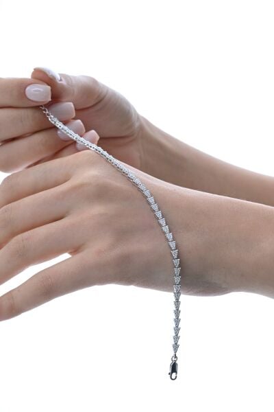 Gümüş rodyumlu zirkon taşlı modern görünümlü ardışık üçgenler bileklik SGTL12853RODAJ