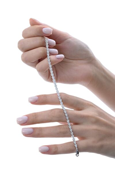 Gümüş rodyumlu zirkon taşlı modern görünümlü ardışık üçgenler bileklik SGTL12853RODAJ