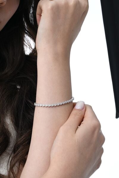 Gümüş rodyumlu zirkon taşlı modern görünümlü ardışık üçgenler bileklik SGTL12853RODAJ