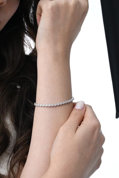 Gümüş rodyumlu zirkon taşlı modern görünümlü ardışık üçgenler bileklik SGTL12853RODAJ