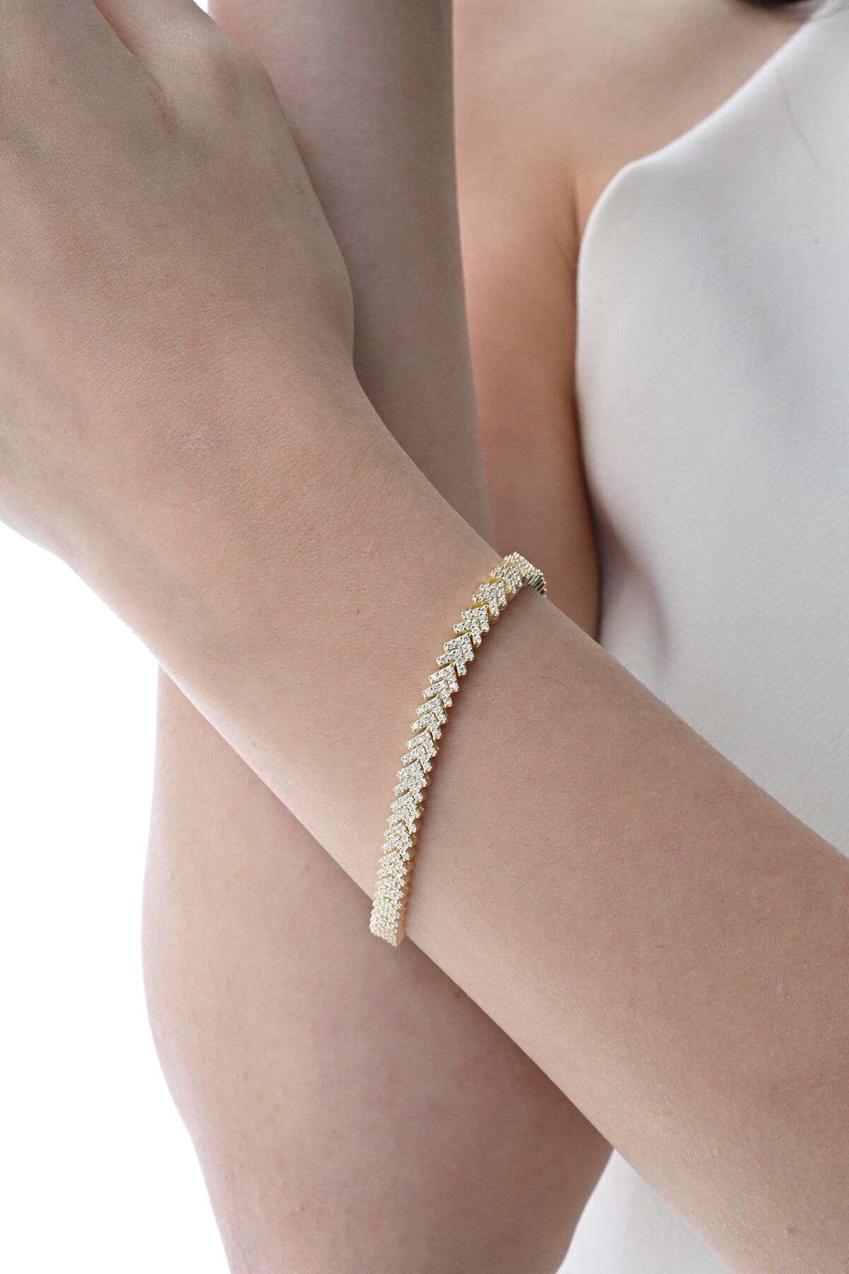 Gümüş altın yaldızlı zirkon taşlı modern görünümlü v model uzay yolu bileklik SGTL12855GOLD