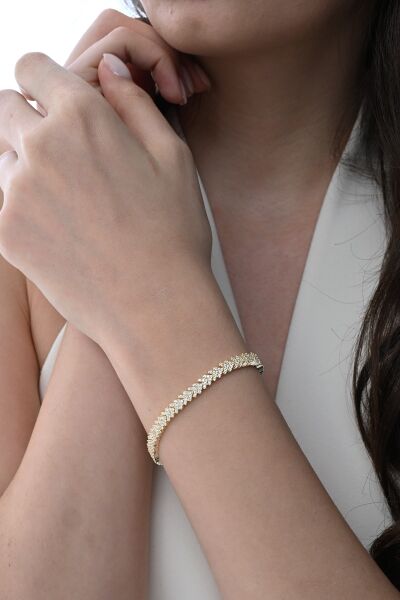 Gümüş altın yaldızlı zirkon taşlı modern görünümlü v model uzay yolu bileklik SGTL12855GOLD