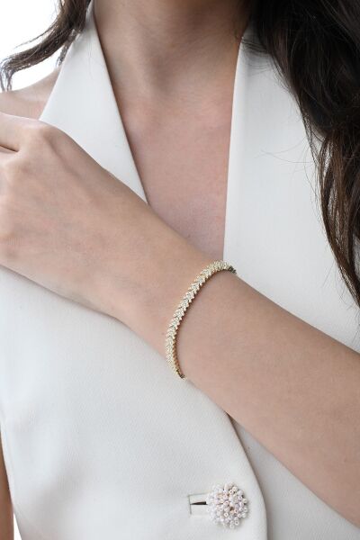 Gümüş altın yaldızlı zirkon taşlı modern görünümlü v model uzay yolu bileklik SGTL12855GOLD