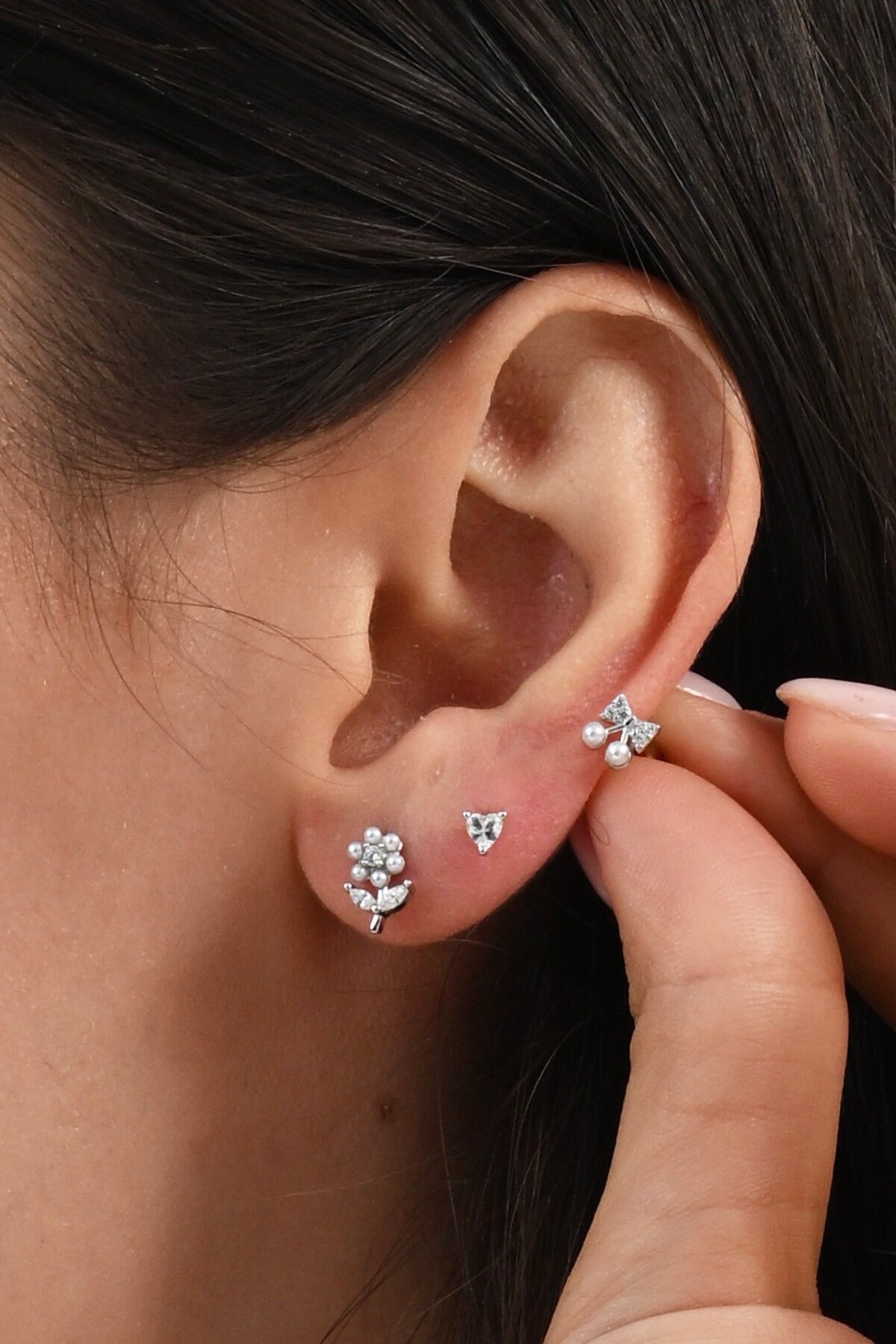 Gümüş rodyumlu zirkon taşlı incili çiçek, fiyonk ve kalpten oluşan kombin küpe SGTL13032RODAJ