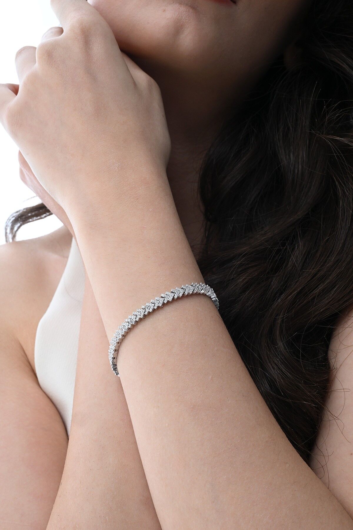 Gümüş rodyumlu zirkon taşlı modern görünümlü v model uzay yolu bileklik SGTL12855RODAJ