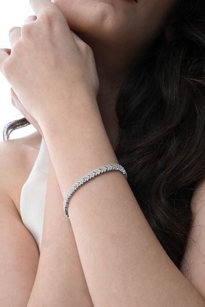 Gümüş rodyumlu zirkon taşlı modern görünümlü v model uzay yolu bileklik SGTL12855RODAJ