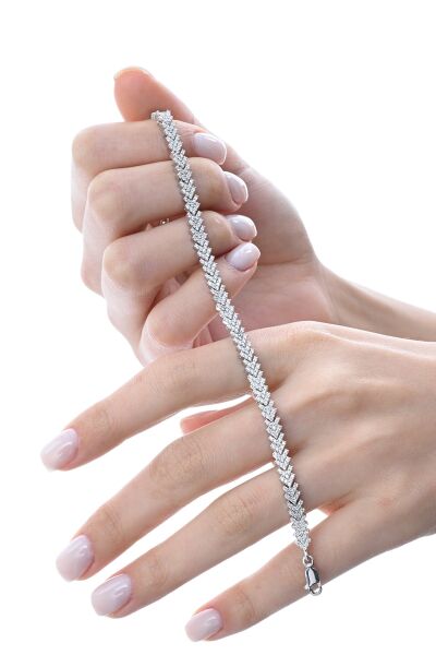 Gümüş rodyumlu zirkon taşlı modern görünümlü v model uzay yolu bileklik SGTL12855RODAJ