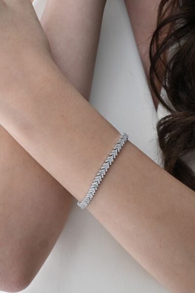Gümüş rodyumlu zirkon taşlı modern görünümlü v model uzay yolu bileklik SGTL12855RODAJ