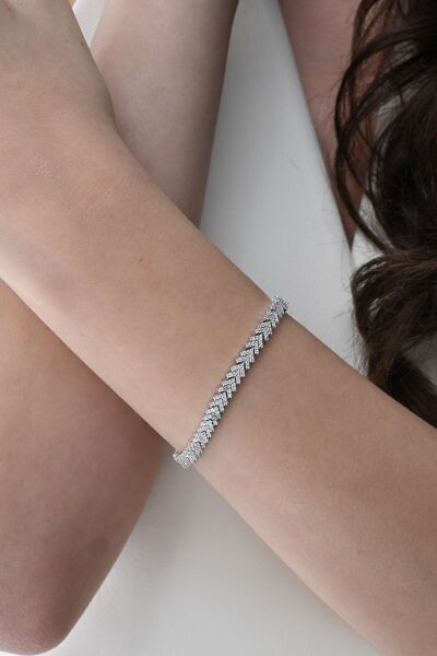 Gümüş rodyumlu zirkon taşlı modern görünümlü v model uzay yolu bileklik SGTL12855RODAJ