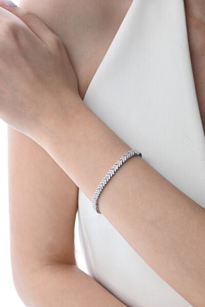 Gümüş rodyumlu zirkon taşlı modern görünümlü v model uzay yolu bileklik SGTL12855RODAJ