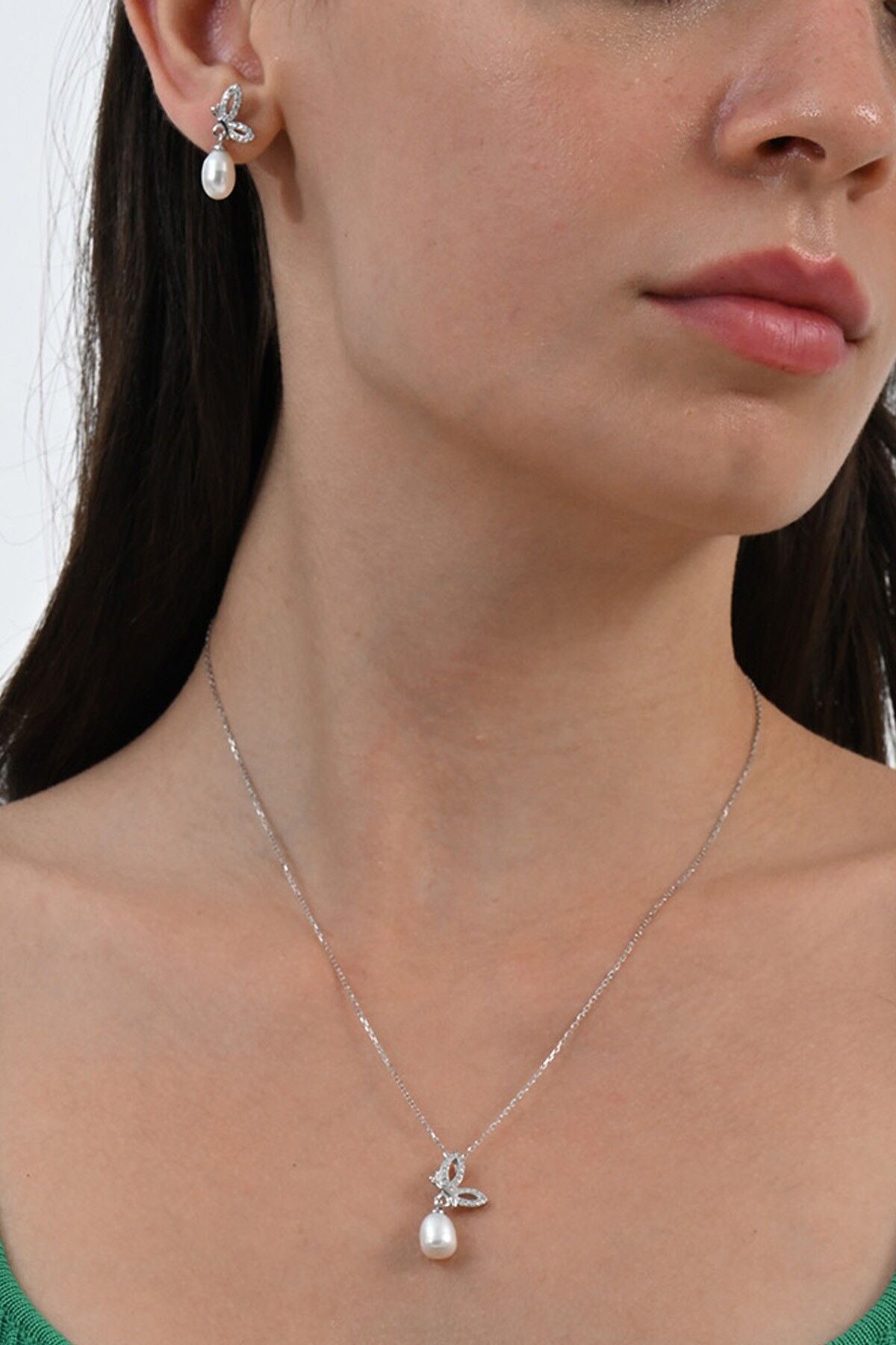 Gümüş rodyumlu zirkon taşlı kelebek modeli kolye ve küpeden oluşan ikili sallantılı incili set  SGTL13036RODAJ