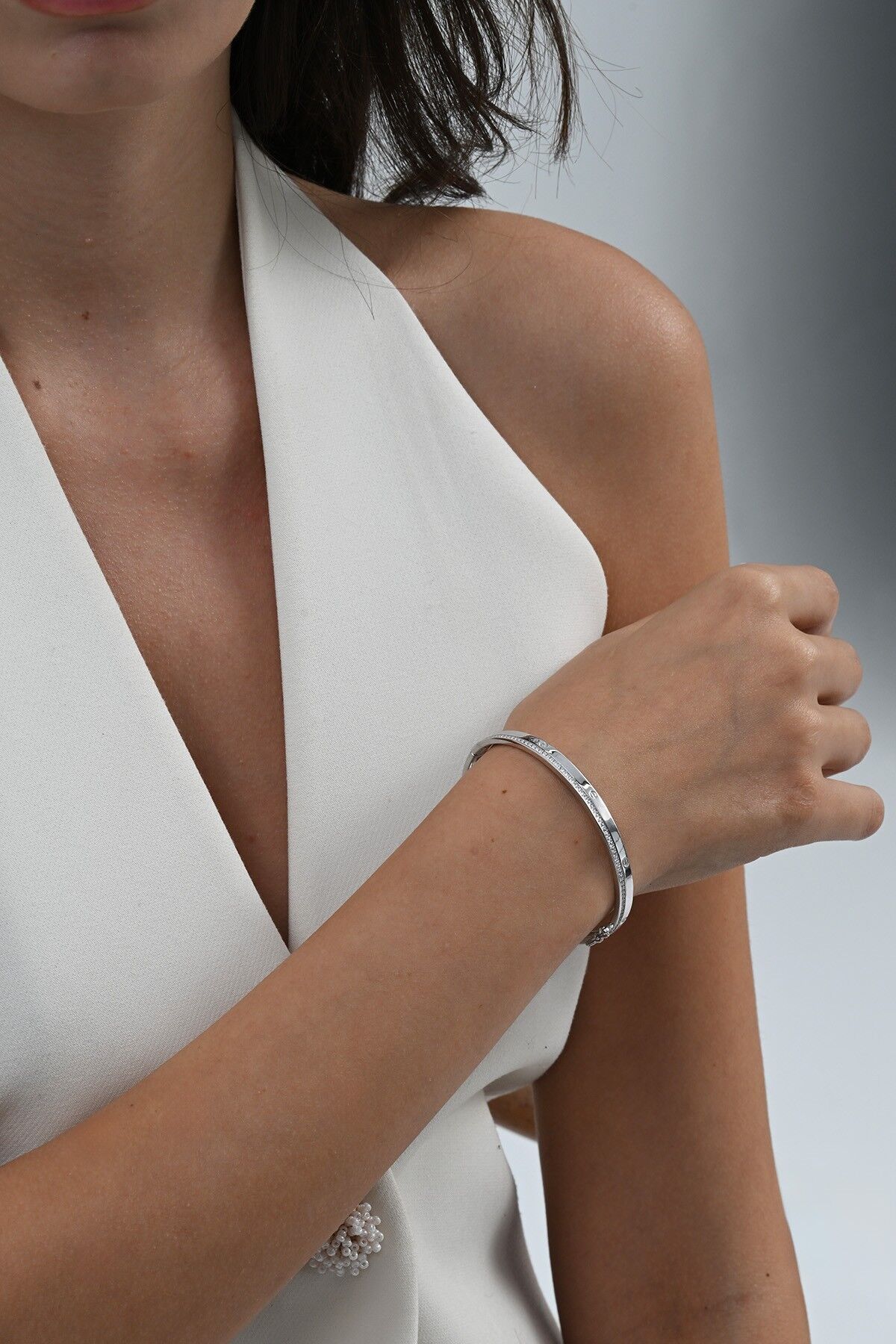 925 ayar gümüş rodyumlu zirkon taşlı çivi desenli kelepçe bilezik SGTL13042RODAJ