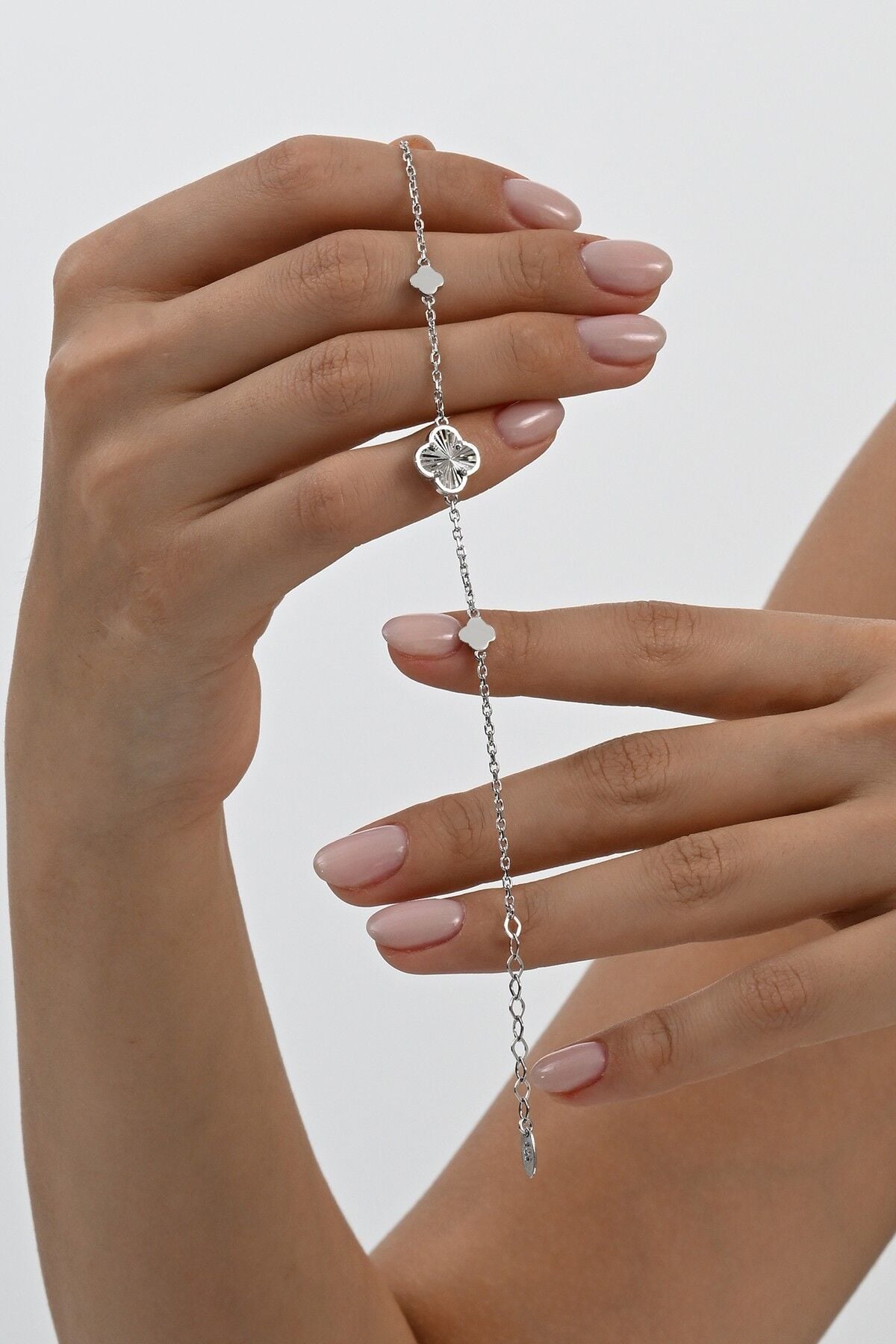 925 ayar gümüş rodyumlu lazer işlemeli sonsuz şans yonca bileklik SGTL13064RODAJ