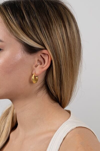 Gümüş altın yaldızlı özel işçilikli, işlemeli füzyon halka küpe SGTL12543GOLD