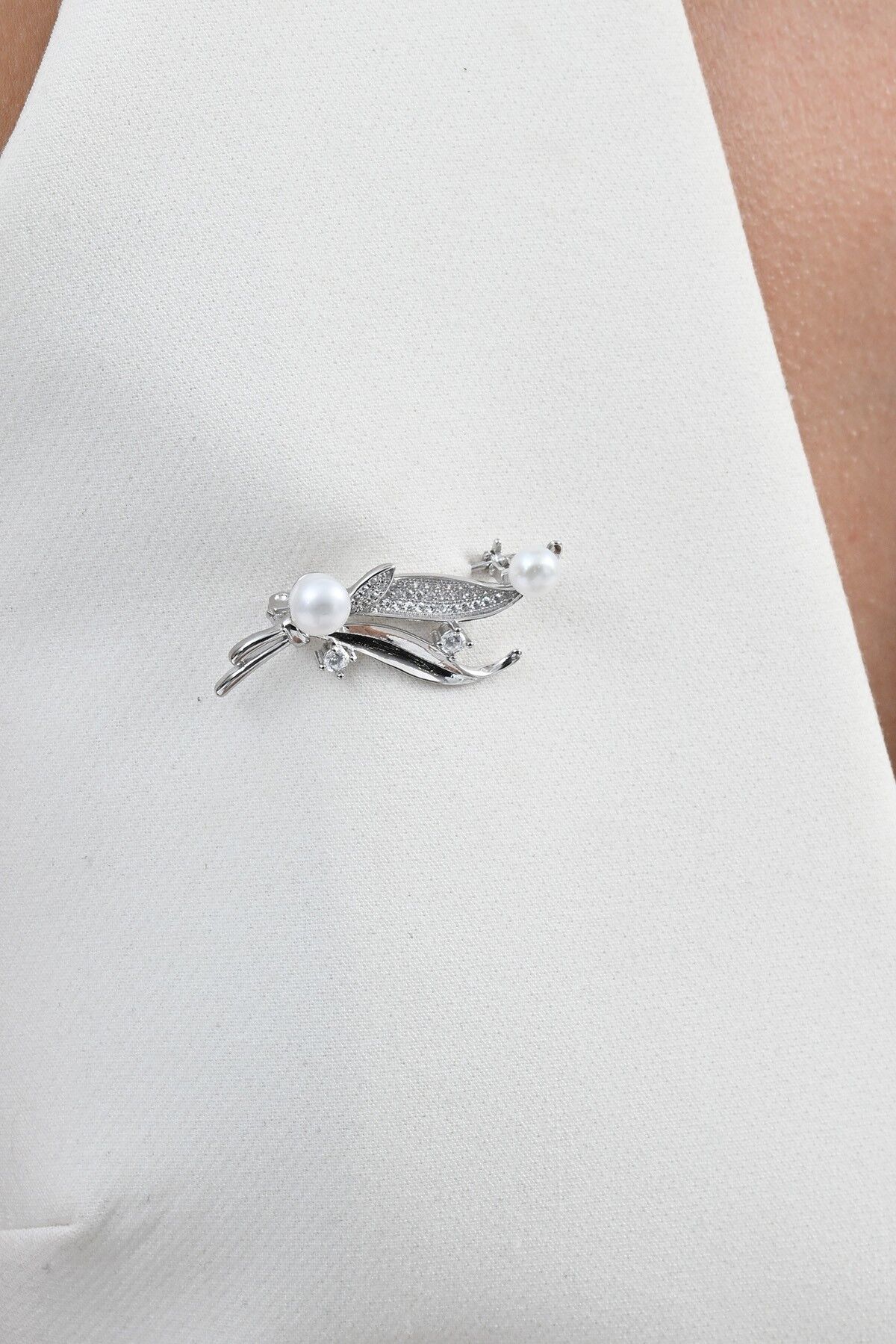 925 ayar gümüş rodyumlu zirkon taşlı yaprak modeli incili gümüş broş yaka iğnesi SGTL13075RODAJ