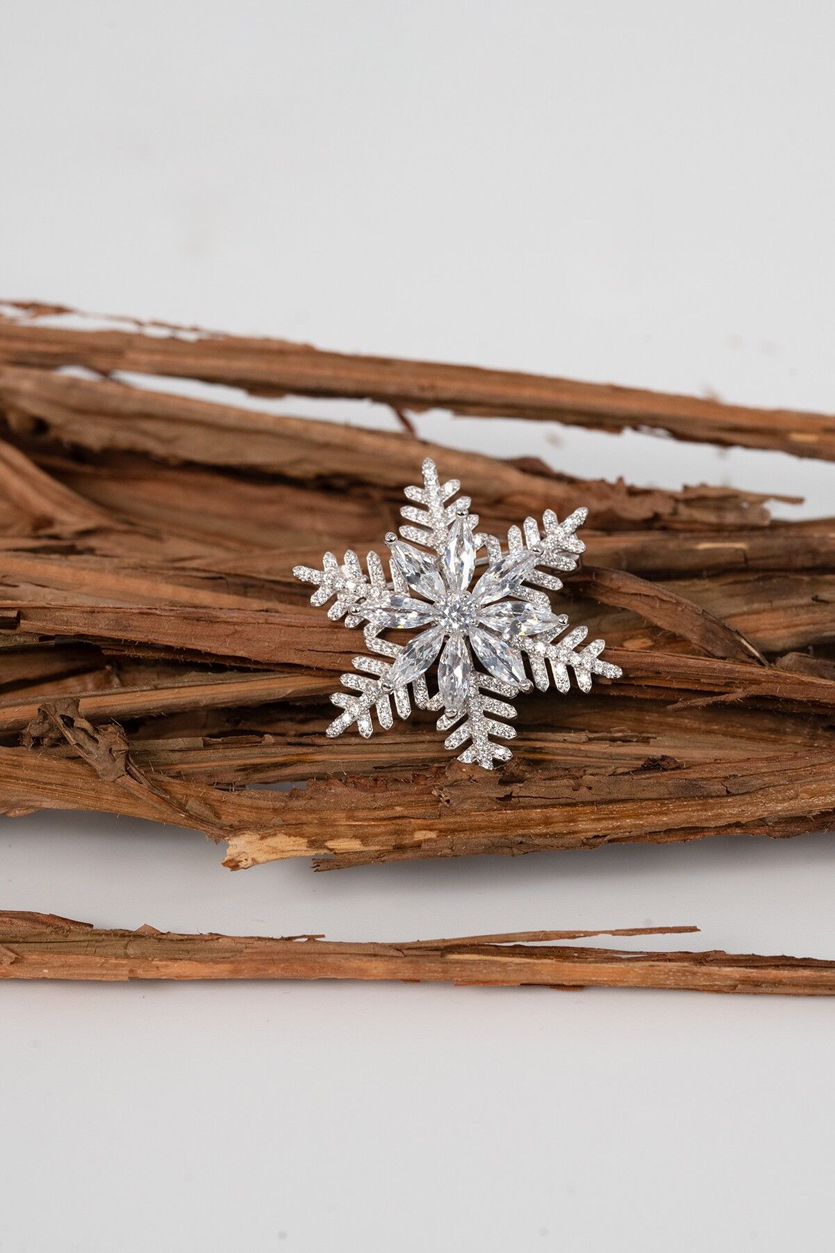 925 ayar gümüş rodyumlu  marquise (MARKİZ) kesim zirkon taşlı ışıltılı kar tanesi gümüş broş  yaka iğnesi SGTL13076RODAJ
