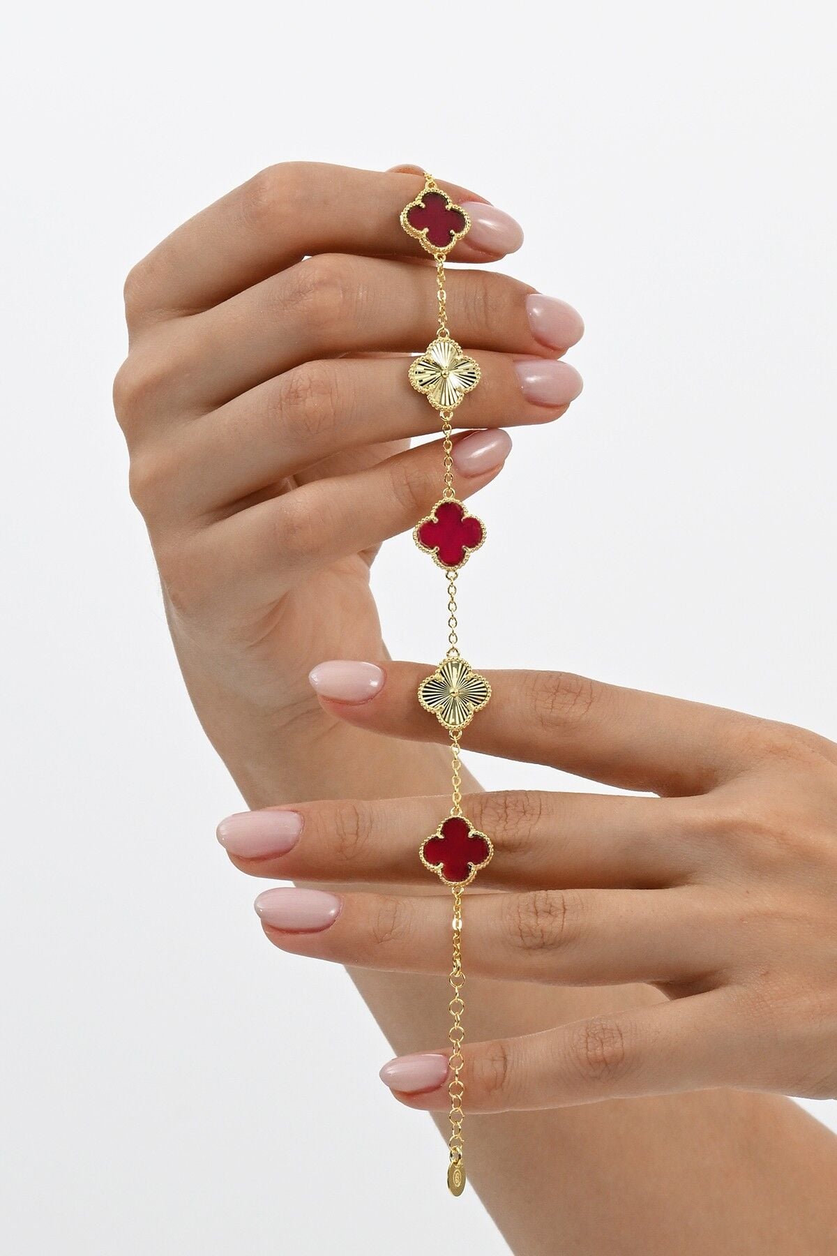 925 Ayar Gümüş Bileklik Altın Kaplama Mercan Taşlı Lazerli Tasarım Yonca Bileklik SGTL12560KIRMIZI