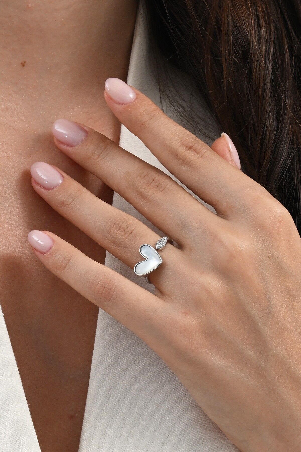 925 ayar gümüş rodyumlu zirkon ve sedef taşlı aşkın kalbi gümüş yüzük