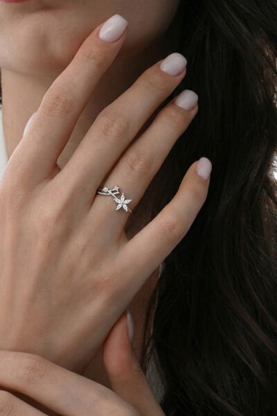 925 Ayar Gümüş Yüzük Rodyumlu Işıltılı Zirkon Taşlı Zarif Lotus Çiçeği Yüzük