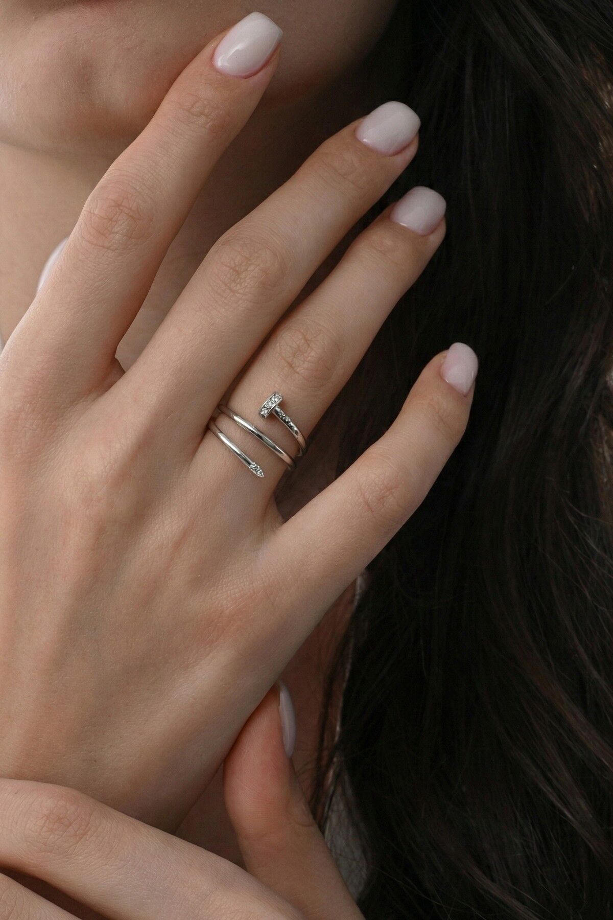 925 Ayar Gümüş Yüzük Rodyumlu Zirkon Taşlı İkonik Çivi Tasarım Sarmal Yüzük