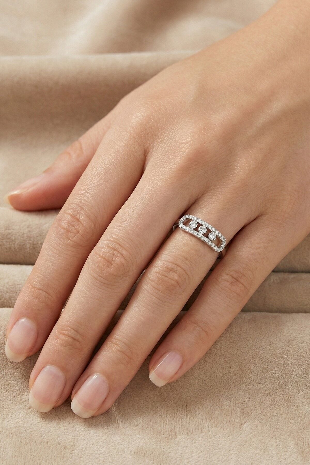 925 Ayar Gümüş Yüzük Rodyumlu Hareketli Zirkon Taşlı Umut Işığı Kapsül Yüzük