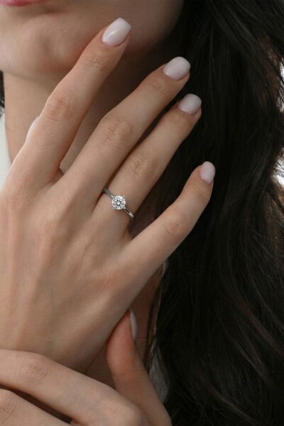 925 Ayar Gümüş Yüzük Birinci Kalite Zirkon Taşlı Pırlanta Montür Klasik Tektaş Kadın Yüzük - Beyaz Altın Kaplama Zirkon Taşlı