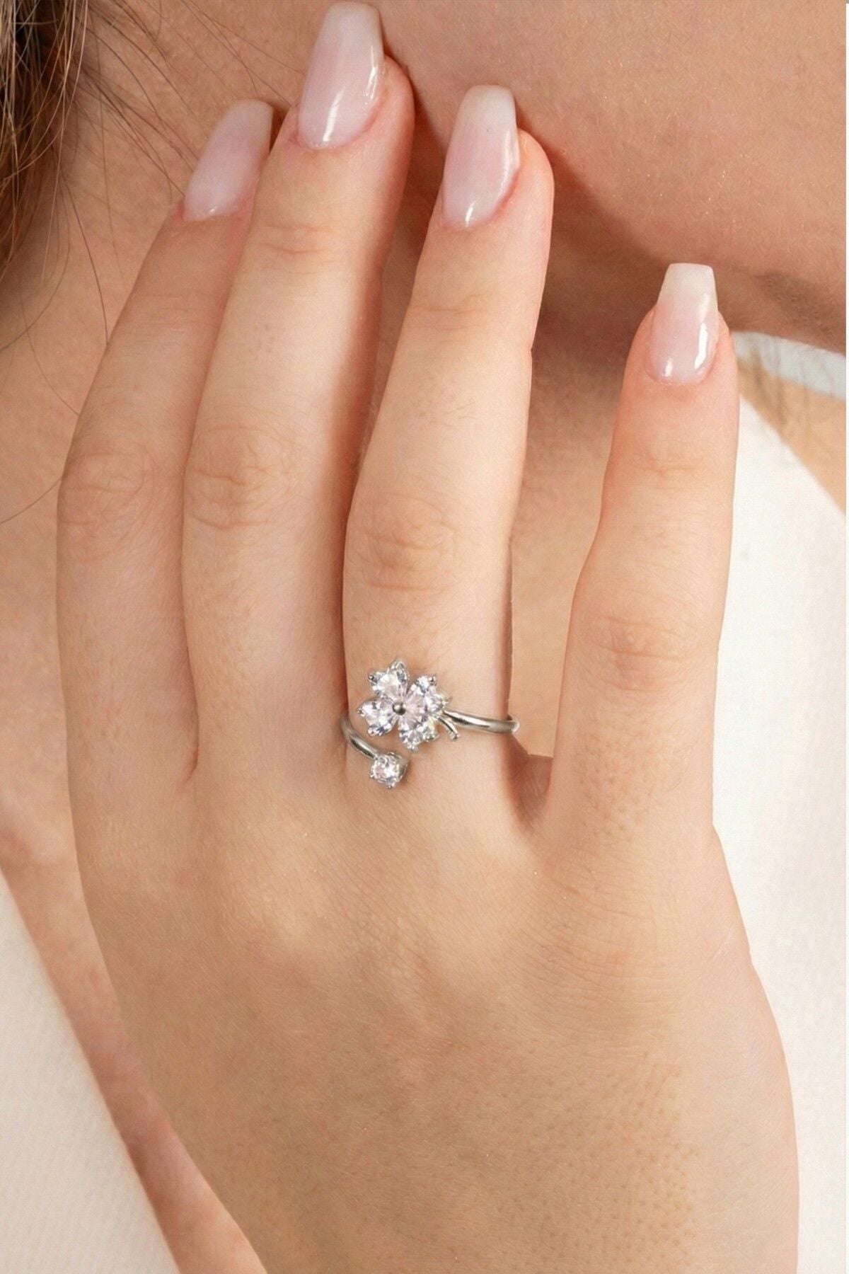 925 ayar gümüş yüzük rodyumlu zirkon taşlı üstten ayarlamalı yonca modeli yüzük SGTL13126RODAJ